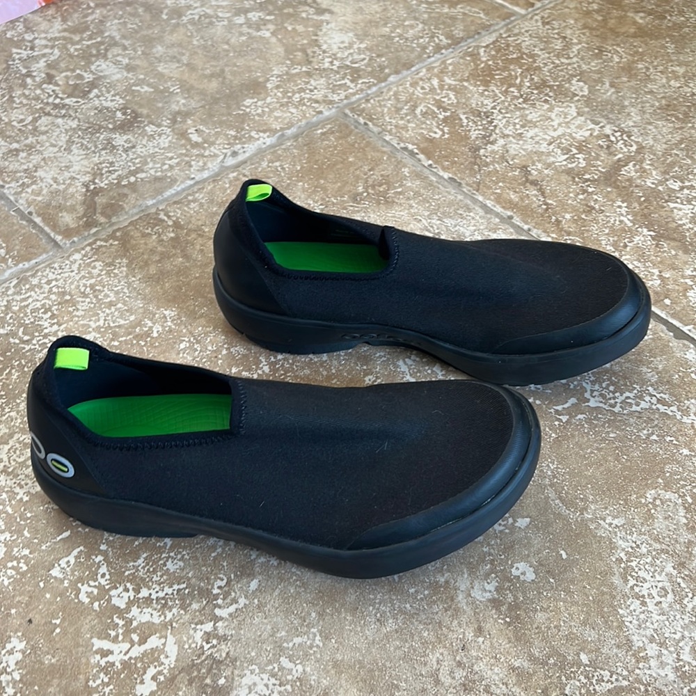 Oofos black slip ons women’s size 9.5 worn once